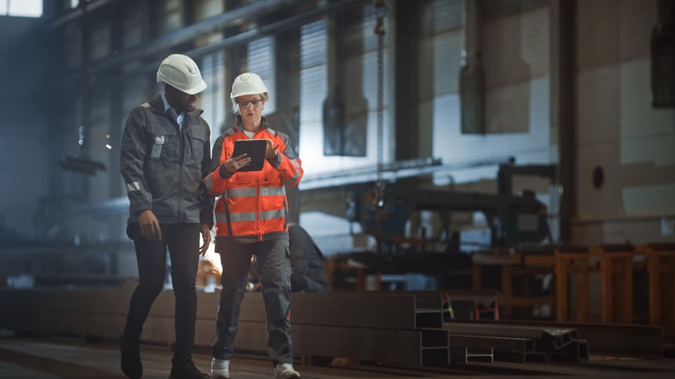 Sistema de capacitación de operarios en una fábrica industrial.