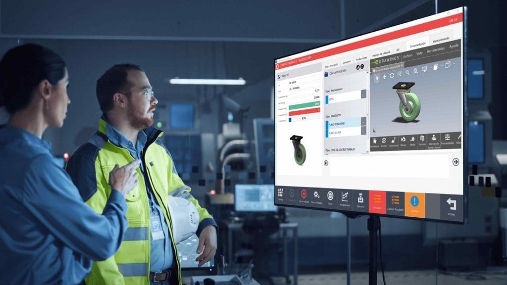 Dos operarios en la fábrica visual revisando documentación
