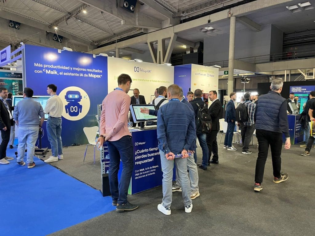 Equipo de Mapex realizando demos del software MES en el stand de Advanced Factories 2026